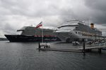 Tauftag: die Mein Schiff 5 macht sich kurz nach 15.00 Uhr auf nach Travemünde, wo sie gegen 21.00 Uhr erwartet wird. Direkt in der Travemünder Bucht wird dann eine Stunde später die Taufe mit der Patin Lena Meyer-Landruth vollzogen. Danach kehrt das Schiff wieder zurück nach Kiel, von wo es dann zur Jungfernfahrt ins Baltikum aufbrechen wird. Zusammen mit der Mein Schiff 5 war die Costa Pacifica an diesem Freitag, den 15.7.2016 im Kieler Hafen zu Gast, sie kam am Morgen aus dem norwegischen Bergen.