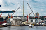 Mega...
was hier in Kiel entsteht.
Die Fähre HEIKENDORF hat sicherlich nur einen Bruchteil von dem gekostet, was auf dieser Werft vollendet wird. 

Aufnahme vom 23.08.2016
