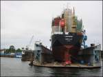 Bei einer Hafenrundfahrt in Kiel kam es auch zu einer Vorbeifahrt an der Lindenau-Werft. In Dock 2 war die Leander mit Heimathafen Gibraltar zum Umbau oder berholung eingedockt. (Juli 2005)