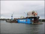 Bei einer Hafenrundfahrt in Kiel kam es auch zu einer Vorbeifahrt an der Lindenau-Werft. In Dock 2 war die Leander mit Heimathafen Gibraltar zum Umbau oder Überholung eingedockt. (Juli 2005)
