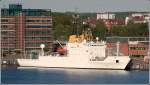 Die ALLIANCE (IMO 8833752) ist ein Forschungsschiff des NATO Undersea Research Centre (NURC). Sie wurde in der Werft Fincantieri Muggiano bei La Spezia gebaut und 1988 in Dienst gestellt. Lnge: 93 m, Breite: 15,2 m, GT/BRZ: 3150 to. Sie fhrt die deutsche Bundesdienstflagge und wird von einer schottischen Reederei bereedert. Auf dem Foto liegt sie am 08.05.2008 in Kiel.
