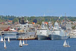 Dänische Fregatte F 361 Iver Huitfeldt (rechts im Bild) zusammen mit HMS  Albion  (Landungsschiff) der königlich-britischen Marine (links im Bild). Links neben F 361 befindet sich die ABSALON (L 16, ein Kommando- und Unterstützungsschiff der dänischen Marine). Aufnahme vom 23.06.2019