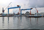 Blick während einer Hafenrundfahrt auf Krane der Werft German Navan Yards unweit des Norwegenkais im Kieler Hafen.