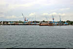 Blick während einer Hafenrundfahrt auf die Anlagen der Lindenau Werft GmbH im Kieler Hafen.