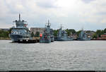 Blick während einer Hafenrundfahrt auf Schiffe der Deutschen Marine, die im Marinestützpunkt Kiel des Marinestützpunktkommando Kiel liegen.