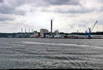 Blick während einer Hafenrundfahrt auf das Küstenkraftwerk und Gemeinschaftskraftwerk im Kieler Hafen.
Südlich davon (rechts daneben) beginnen die Anlagen des Kreuzfahrtterminals Ostuferhafen.
[2.8.2019 | 12:30 Uhr]