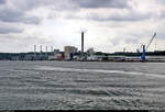 Blick während einer Hafenrundfahrt auf das Küstenkraftwerk und Gemeinschaftskraftwerk im Kieler Hafen.
Südlich davon (rechts daneben) beginnen die Anlagen des Kreuzfahrtterminals Ostuferhafen.
[2.8.2019 | 12:30 Uhr]