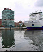 Vor dem Hafenhaus der Seehafen Kiel GmbH & Co.