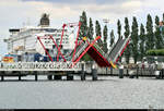 Blick auf die Hörnbrücke im Kieler Hafen, eine Dreifeldzugklappbrücke für Fußgänger und Radfahrer, während des Ausklappvorgangs.