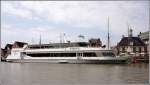 Die 1994 gebaute WARSTEINER ADMIRAL am 10.04.2009 im Handelshafen von Leer, ihrem Heimathafen. Sie ist 50 m lang, 10 m breit und kann bis zu 400 Personen aufnehmen. Die beiden Maschinen leisten je 294 kw.