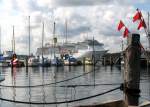 Lbeck-Travemnde, Der Blick geht ber den Fischereihafen zur Costa Mediteranea, die am Abend den Hafen von Trave mnde in Richtung Ostsee wieder verlt.