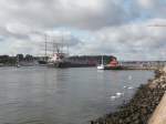 Lbeck-Travemnde,Das russ. Kmo Alexander Tvardovskiy  IMO 9057290,luft in den Hafen von Travemnde ein. Passiert hier auf Backbordseite die  Passat  und Steuerbordseits die Lotsenstation. Aufgenommen am 27.9.2011