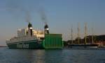 Die 183m lange  Finnhansa  verlsst am Abend des 23.9.07, an der Viermast-Stahlbark  Passat  vorbei, den Hafen von Travemnde in Richtung Helsinki. Das 32534 BRT Schiff verkehrt seit dem 10.8.1994 zwischen den beiden Hfen.