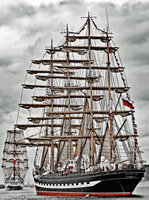 Viermastbark KRUSENSTERN / KRUZENSHTERN (ex Padua) im Kielwasser ders polnischen Großseglers DAR MLODZIEZY.