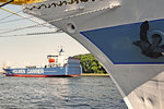 EXPORTER (IMO 8820860) verlässt am 04.06.2016 den Hafen von Lübeck Travemünde. Das Frachtschiff der HOLMEN CARRIER hat gerade das am Ostpreussenkai liegende russische Segelschulschiff MIR (siehe Vordergrund) passiert.
