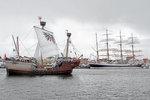 Kraweel LISA VON LÜBECK fährt an der russischen Viermastbark SEDOV, welche am Ostpreußenkai in Lübeck-Travemünde liegt, vorbei. Aufnahme vom 15.05.2011