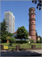 Der 1539 erbaute alte Leuchtturm in Lübeck-Travemünde war bis 1972 in Betrieb. Daneben steht der zweithöchste Feuerträger Deutschlands. Die oberste Etage des Hotelhochhauses beherbergt seit 1974 zur Seeseite hin ein Orientierungsfeuer. 05.06.2016