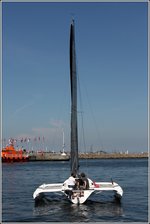 Der Trimaran  geigenbauer.de  von achtern, während er am 05.06.2016 in Travemünde kreuzt.