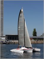 Der Trimaran  geigenbauer.de  kreuzt am 05.06.2016 in Travemünde.