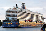 Mein Schiff 5 läuft am Abend des 15.07.2016 in den Hafen von Lübeck-Travemünde.