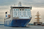 FINNLADY hat beim Einlaufen in den Hafen von Lübeck-Travemünde die Viermastbark PASSAT passiert.