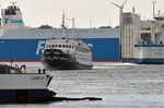 Fahrgastschiff MARITTIMA bahnt sich in Lübeck-Travemünde seinen Weg durch den Hafen.