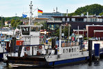 Fähre BERLIN bringt Passagiere (ob zu Fuß, mit dem Fahrrad oder mit einem Kraftfahrzeug unterwegs) von Lübeck-Travemünde auf die Priwall-Seite (und bei Bedarf auch zurück). Das Bild zeigt die Fähre auf der Seite von Lübeck-Travemünde.