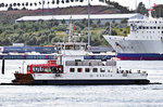 Fähre BERLIN auf der Trave (Aufnahme vom 31.08.2016). Das Schiff hat die Priwall-Seite verlassen und wird in Kürze am Anleger auf der Travemünder Seite festmachen. Im Hintergrund ist das Vorschiff der URD, welche am Skandinavien-Kai liegt, zu erkennen.