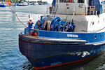 Die Leine wird geworfen - ein Besatzungsmitglied des Schleppers SIMSON trifft eine vorbereitende Maßnahme, um das russische Segelschulschiff MIR (von dem dieses Foto gefertigt wurde) vom Travemünder Ostpreussenkai zu ziehen. Aufnahme vom 04.06.2016