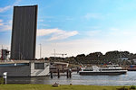 MS HANSE, von Lübeck-Travemünde kommend, passiert am 25.09.2016 die Lübecker  Eric-Warburg-Brücke  und wird bald darauf in Höhe des Hanse-Museums festmachen.