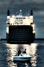  Auf die See hinaus  - FINNTRADER (zur Reederei FINNLINES gehörend) verlässt am Abend des 15.07.2016 den Hafen von Lübeck-Travemünde.