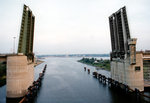 Die Herrenbrücke in Lübeck im Jahr 1993. In Blickrichtung war links hinter der Brücke das Gelände der Flender-Werft. Die Herrenbrücke wurde ab Sommer 2005 bis September 2006 abgerissen. Heute befindet sich hier der Herrentunnel.