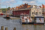 Fahrgastschiff NORDLAND, bei der Lübecker Drehbrücke liegend, hat neue Gäste aufgenommen und wird in Kürze nach Lübeck-Travemünde fahren.