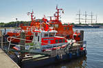 HANS INGWERSEN der DGzRS und Lotsenversetzboote warten im Hafen von Lübeck-Travemünde auf den nächsten Einsatz.