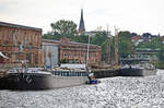 Binnenschiff WELS (im Vorgerund) im Hafen von Lübeck am 29.07.2017. ENI: 02313778
MMSI: 211573560
Rufzeichen: DK6524
Gesamtlänge x Grösste Breite: 80m × 8.2m

Im Hintergrund die LOBENSTEIN (MMSI: 211497070), Ex-Name: Lesum – L: 70 m – B: 7,60 m – Tg: 2,20 m – T: 787 t – PS: 390/MaK – Bj: 1956 bei der Teltow Werft in Berlin/D

