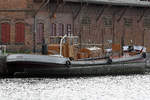 Das Wasserboot V, 1938 gebaut, ist Lübecks ältestes noch gewerblich tätige Schiff und beliefert andere Schiffe mit Trinkwasser. Es ist seit 1950 im Lübecker Hafen tätig. Länge: 25,10 Meter. Europa-Nr. 05106150 Aufnahme vom 27.08.2017 in Lübeck