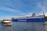 MS FINNPULP (IMO 9212644) verlässt am 23.09.2017 den Hafen von Lübeck-Travemünde. Die Frachtfähre von Finnlines hat gerade das Fahrgastschiff NORDLAND passiert.