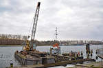 Arbeitsponton TR VIII (links im Bild) am 26.12.2017 im Hafen von Lübeck-Travemünde.