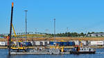 Schubboot KNURRHAHN (05109750) befördert  Hiev up  (04806190) auf der Trave in Richtung Hansestadt Lübeck.