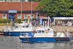 Polizeiboot WARDER fährt an der Travemünder Wasserschutzpolizei-Station mit dem davor liegenden Polizeiboot HABICHT vorbei. Aufnahme vom 22.7.2018