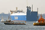 FINNTIDE (IMO 9468920)kurz vor Erreichen des Skandinavienkais in Lübeck-Travemünde. Im Vordergrund ist die Fähre PRIWALL IV zu erkennen, welche zurzeit zwischen der Nordermole und der Halbinsel Priwall verkehrt. Aufnahme vom 7.4.2019