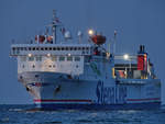 Die Fähre Stena Gothica (IMO: 7826867) bei der abendlichen Ankunft in Travemünde.