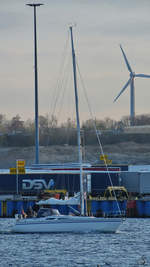 Eine Segelyacht Anfang April 2019 in Travemünde.