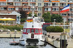 THEUSS - ex Seenotrettungskreuzer THEODOR HEUSS in Travemünde. Aufnahme vom 11.07.2019. Der damals erste in Serie gebaute Seenotrettungskreuzer gilt als technischer Meilenstein im Spezialschiffbau. Das Typschiff der 23,2-Meter-Klasse war von 1963 bis zu seiner Außerdienststellung 1985 in Laboe stationiert. Gut erkennbar ist die Verlängerung des charakteristischen Decksaufbaus bis zum Heck. Wo sich einst das Tochterboot TEDJE in der Heckwanne befand, ist heute ein überdachter Decks-Salon. Die absenkbare Heckklappe ist jedoch weiterhin voll funktionsfähig, über ihre Ablaufbahn kann ein an Bord gelagertes Speedboat zu Wasser gelassen werden