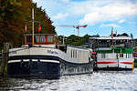 KFGS (Kabinenfahrgastschiff) MARYLOU, Europanummer 04804080, Länge: 38,50 Meter, Breite: 5,07 Meter. Klughafen in Lübeck, 8.9.2019. Im Hintergrund ist das Betonschiff RIVERBOAT zu sehen.