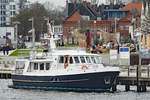 CETARA am 11.1.2020 in Lübeck-Travemünde. Das Boot wurde im Jahr 2005 speziell für Seebestattungen konzipiert und fährt seit Oktober 2009 von Travemünde aus in die Lübecker Bucht.