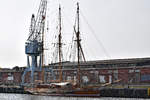 Dreimast-Gaffelschoner  Amphitrite  am 08.04.2020 im Hafen von Lübeck