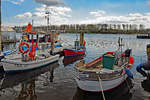 TRA 12 (links im Bild) am 09.04.2020 im Fischereihafen von Lübeck-Travemünde