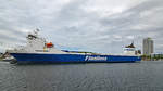 FINNKRAFT (IMO: 9207883) am 16.05.2020 in Lübeck-Travemünde einlaufend. Rechts im Hintergrund ist das Hotel MARITIM zu sehen.