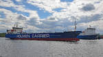 HOLMEN CARRIER  Shipper  (IMO: 8911748) am 16.05.2020 in Lübeck-Travemünde Richtung Ostsee steuernd. Rechts im Bild ist der Bug der Finnlines-Fähre FINNKRAFT, welche am Skandinavienkai liegt, zu sehen.